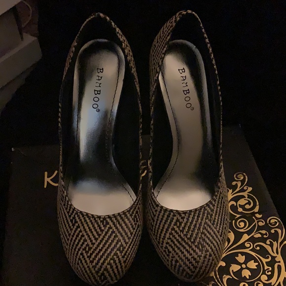 Kiss&Tell Black and Tan  US 7 1/2 - Picture 3 of 4